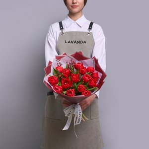 Букет красных тюльпанов и льна