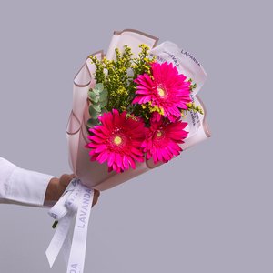 Яркий букетик гербер и солидаго