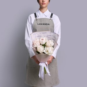 5 пионов в розовой упаковке