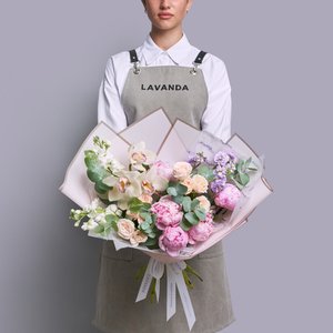 Букет розовых пионов с маттиолами, розами и орхидеями