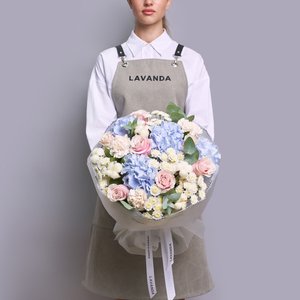 Нежный букет с синей гортензией и хлопком