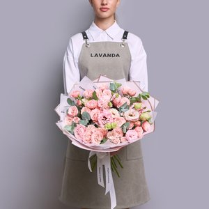 Пионовидные розы с розовой эустомой