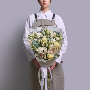 Белоснежное облако орхидей и эустом с диантусами