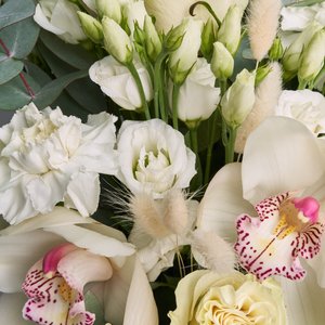 Белоснежное облако орхидей и эустом с диантусами