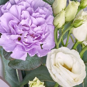 Букетик фиолетовых диантусов и белых эустом