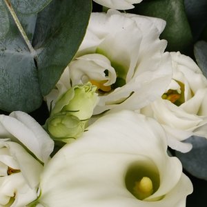 Нежный букетик белоснежных калл и эустом