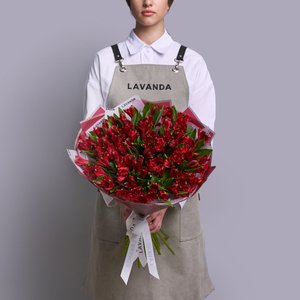 Пышный букет красных альстромерий