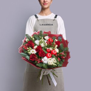 Зимний букет красных роз с хлопком и нобилисом