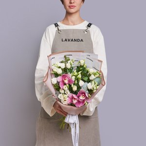 Букет розовых орхидей и эустомы с эвкалиптом