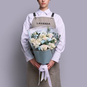 Радужные диантусы с голубым хлопком и эвкалиптом