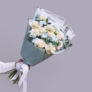 Радужные диантусы с голубым хлопком и эвкалиптом