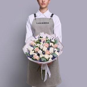 Нежные розы с лавандой, хлопком и эвкалиптом в матовой пленке