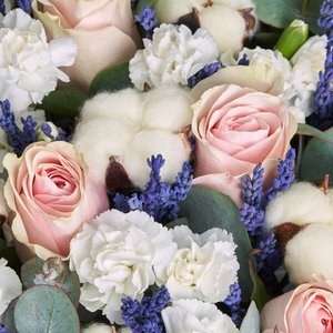 Нежные розы с лавандой, хлопком и эвкалиптом в матовой пленке