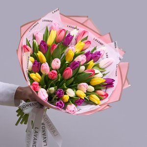 25 ярких тюльпанов в стильной упаковке