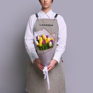 Букет 15 ярких тюльпанов в стильной пленке