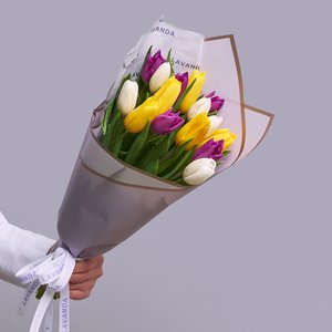 Букет 15 ярких тюльпанов в стильной пленке