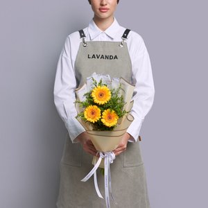 Желтый букетик гербер и солидаго