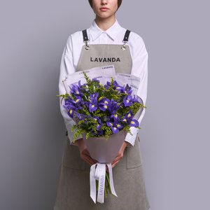 Полевой букет из статицы, ирисов и солидаго