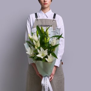 Белые лилии в матовой пленке