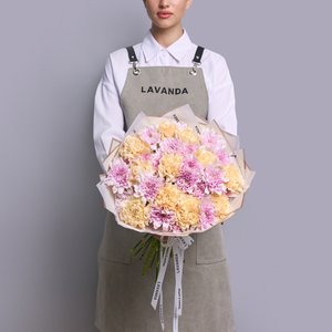 Букет нежных диантусов и розовых хризантем