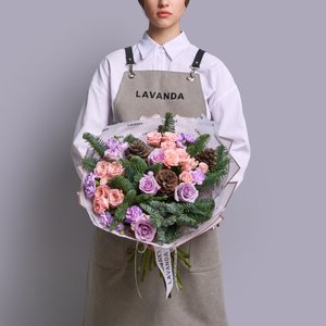 Зимний букет диантусов, шишек и нобилиса