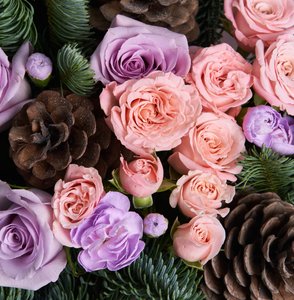 Зимний букет диантусов, шишек и нобилиса