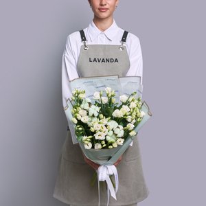 Букет белых эустом с зеленым хлопком