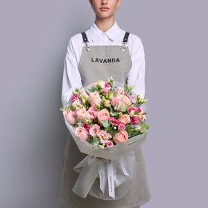 Букет нежных роз и кудрявых эустом в розовых оттенках