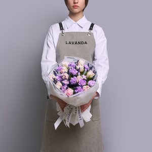 Лиловый букет пионовидных тюльпанов с лавандой