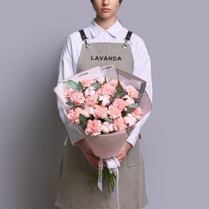 Букет диантусов с хлопком и ковылём