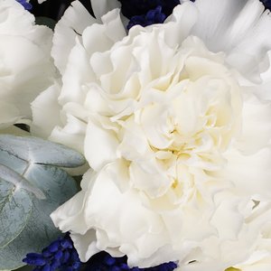 Букет белых диантусов с лавандой