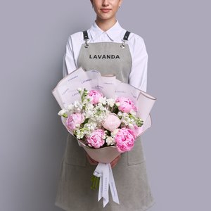 Весенний букет ароматных пионов и маттиолы