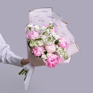 Весенний букет ароматных пионов и маттиолы