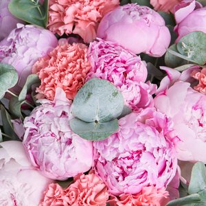 Воздушный букет пионов и диантусов