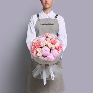 Воздушный розовый букетик пионов, роз и диантусов