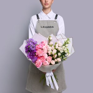 Букет градиент из маттиол, пионовидных роз, эустом и диантусов