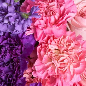 Букет градиент из маттиол, пионовидных роз, эустом и диантусов