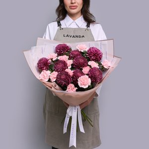 Букет бордовых хризантем и розовых диантусов