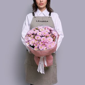 Розовый букет хризантем и гиперикума