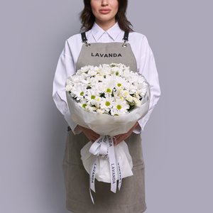 Букет белых хризантем и ирисов