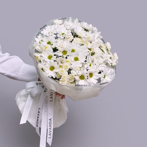 Букет белых хризантем и ирисов