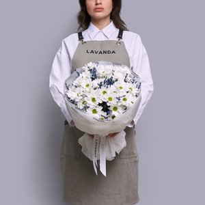 Букет воздушных хризантем и ароматной лаванды