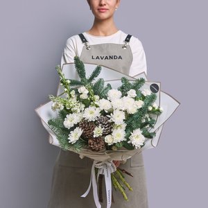 Белоснежный букет нежных цветов с зимним нобилсом и шишками