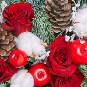 Зимний букет с красными розами и нобилисом