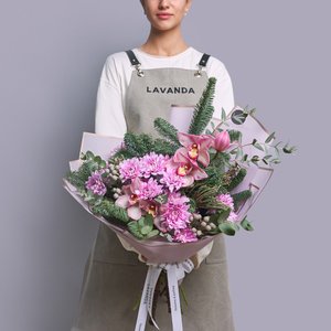 Зимний букет с розовыми хризантемами, орхидеями и нобилисом