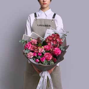 Букет розовых эустом, роз и бордовых орхидей со скимией