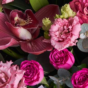 Букет розовых эустом, роз и бордовых орхидей со скимией