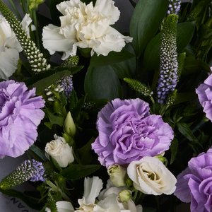 Букет сиреневых диантусов, вероники и белых лизиантусов