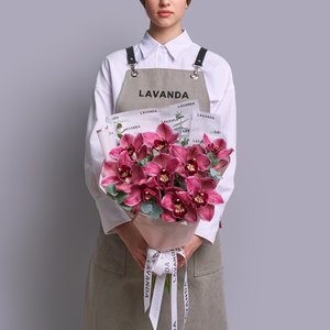 Букет бордовых орхидей с эвкалиптом