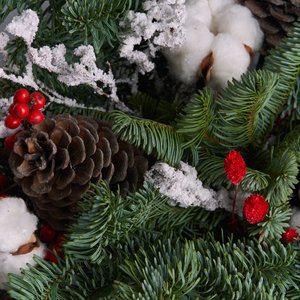 Зимний букет с красным илексом